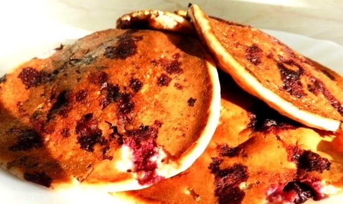 Овсяные оладьи с черной смородиной