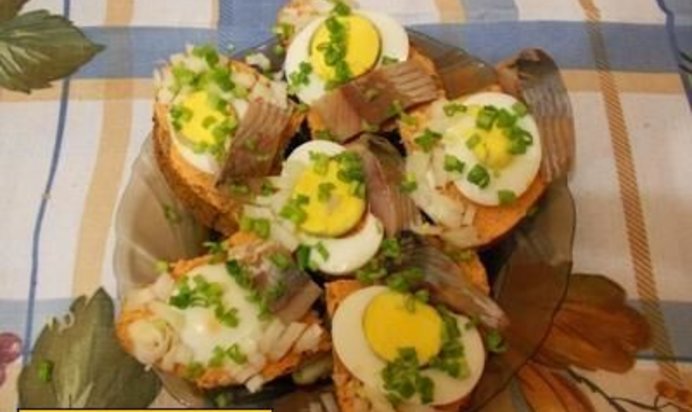 Закусочные бутерброды с селедкой на черном хлебе