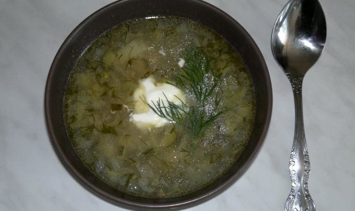 Суп рассольник с перловкой солеными огурцами и курицей