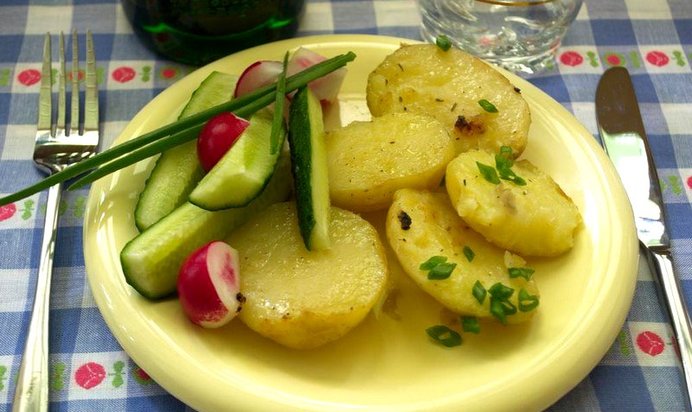 Картофель молодой тушеный в сковороде на бульоне