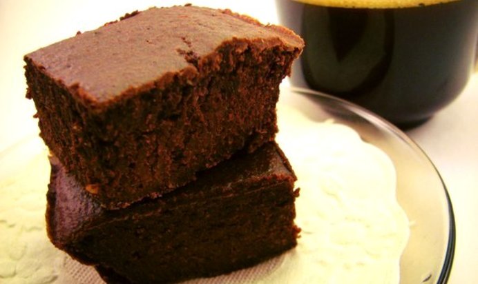 Легкий брауни с черносливом