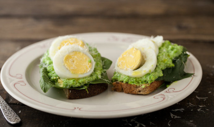 Брускетта с яйцом и соусом песто