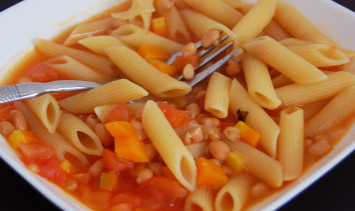 Паста с фасолью и томатами в бульоне