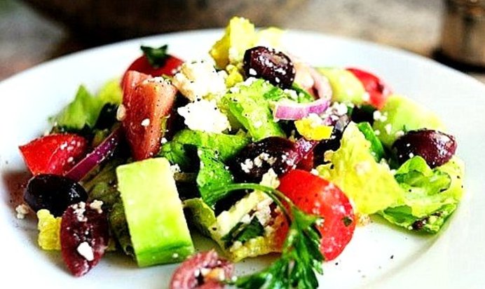 Греческий салат с базиликом