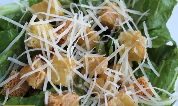 Классический салат Цезарь с курицей