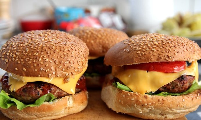 Чизбургер гриль с сезонными овощами