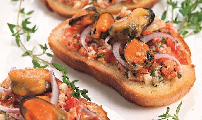 Брускетты с сыром и мидиями