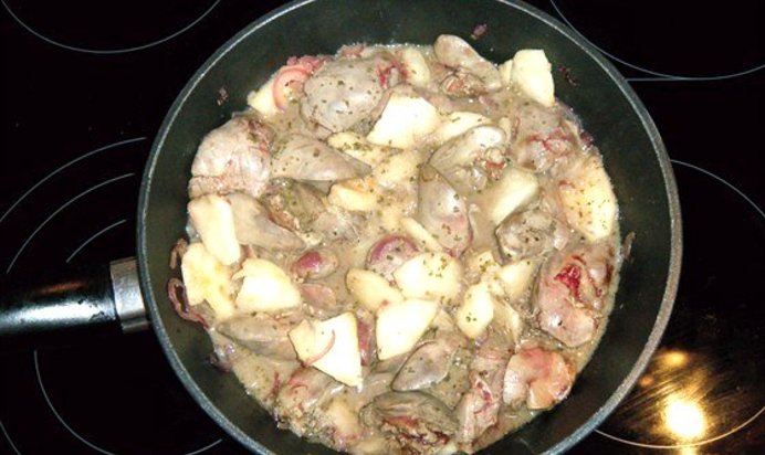 Куриная печень тушеная с яблоком и белым вином