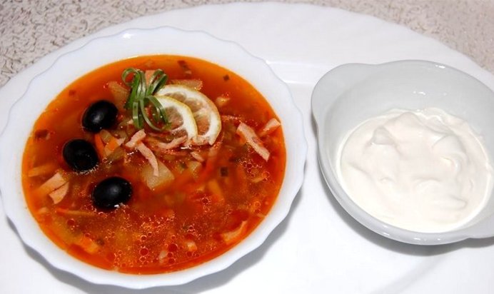 Солянка с колбасой и капустой