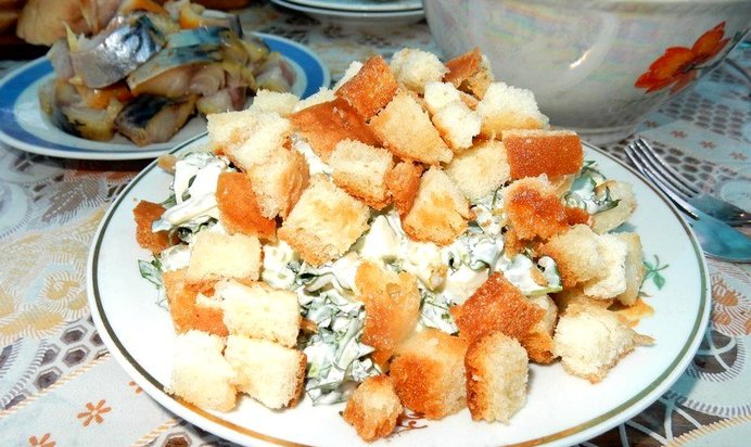 Салат из одуванчиков с гренками