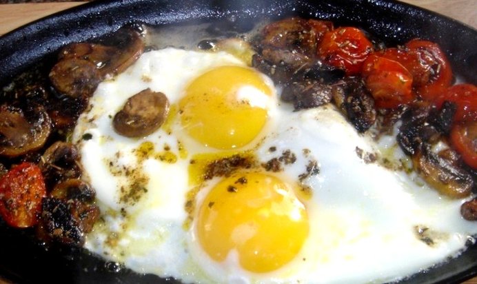 Яичница с шампиньонами и помидорами
