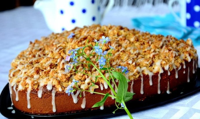 Шарлотка на простокваше со сливочной крошкой