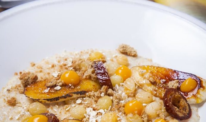 Овсяная каша с сухофруктами и бананом на гриле