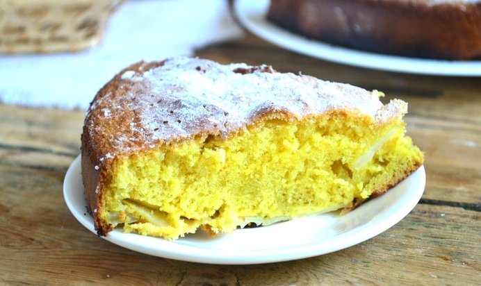 Шарлотка классическая с яблоками