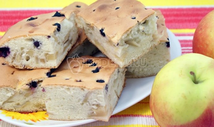 Шарлотка с яблоками и ягодой