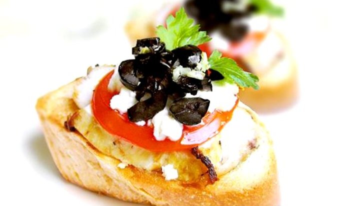 Кростини с сыром фета и курицей