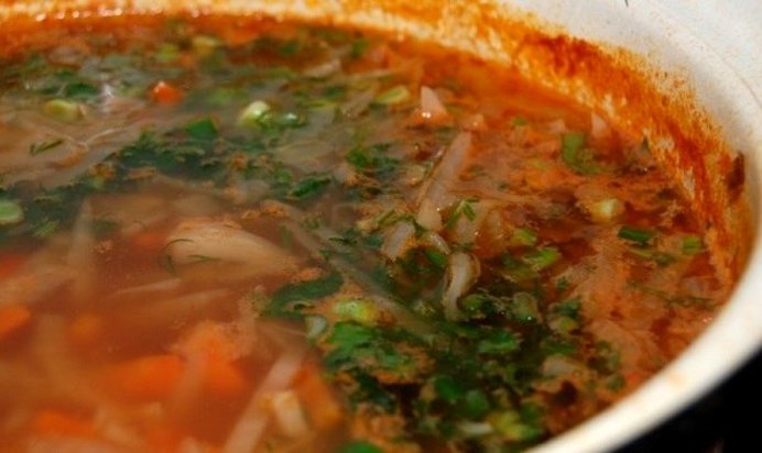 Щи с копчеными ребрышками