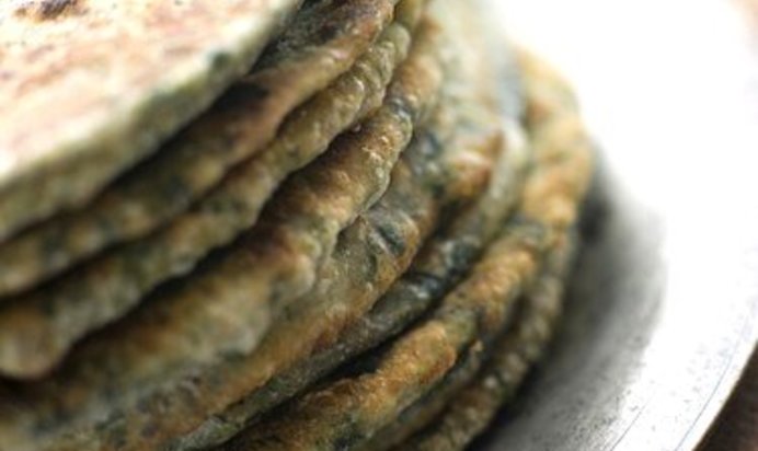 Оладьи из шпината и нута по‑индийски