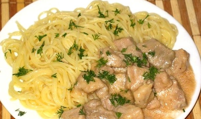 Гуляш из свинины со сметаной