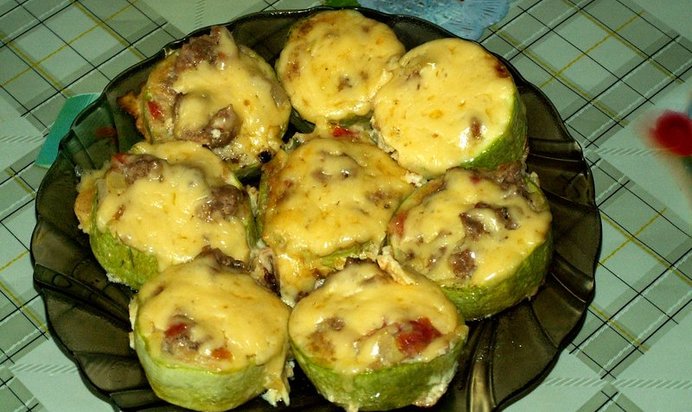Кабачки с фаршем и помидорами