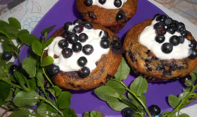 Мини-шарлотки Черничные со взбитыми сливками