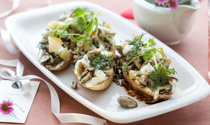 Брускетта с грибами и грушей