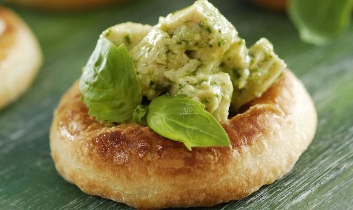 Тарталетки с курицей и песто