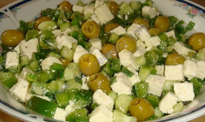 Зелёный греческий салат с сыром фета