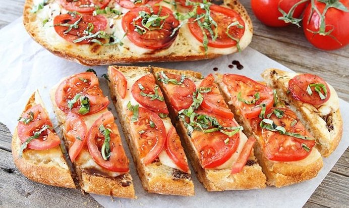 Брускетта с томатами и моцареллой