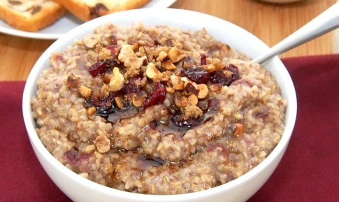 Овсяная каша с сушеной вишней и фундуком