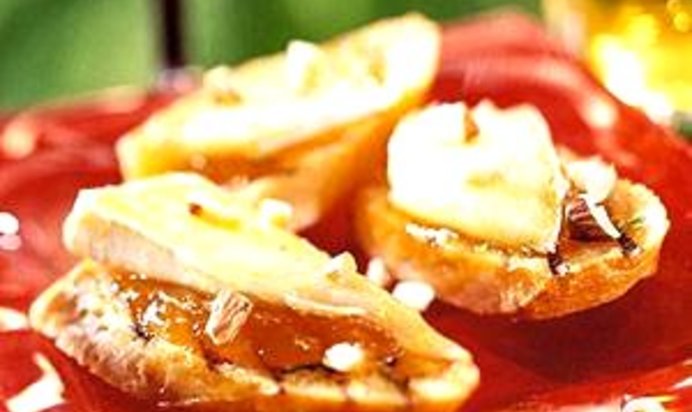 Брускетта с абрикосом, миндалем и сыром