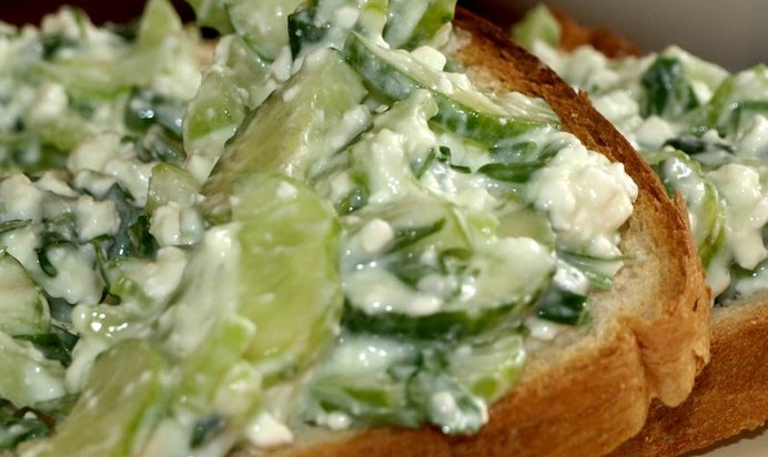 Хлебные тосты с салатом из сельдерея, огурца и творога