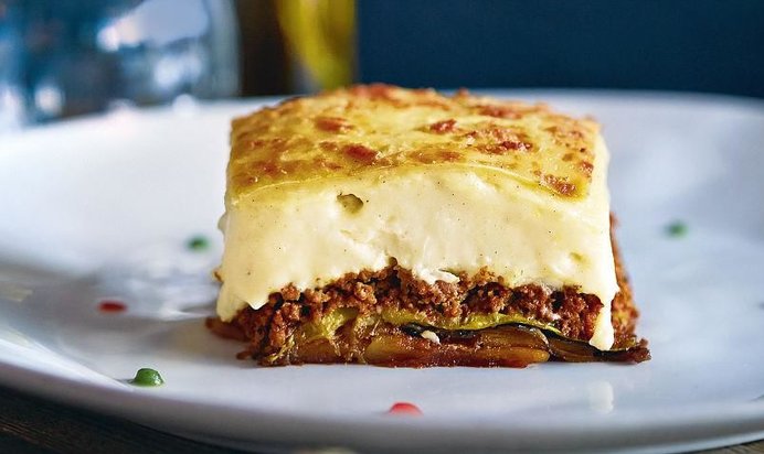 Мусака, овощная запеканка с говяжьим фаршем и соусом бешамель