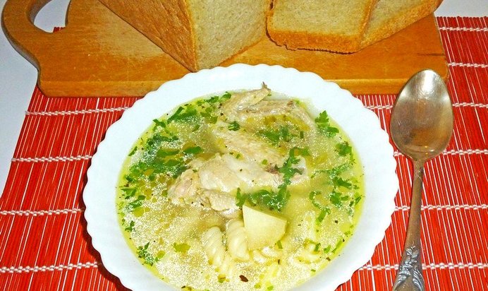 Ароматный бульон на куриных крылышках с чесноком