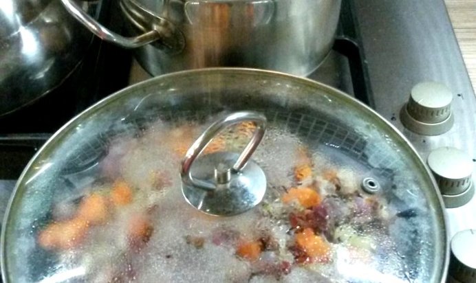 Густой гороховый суп с куриными желудочками