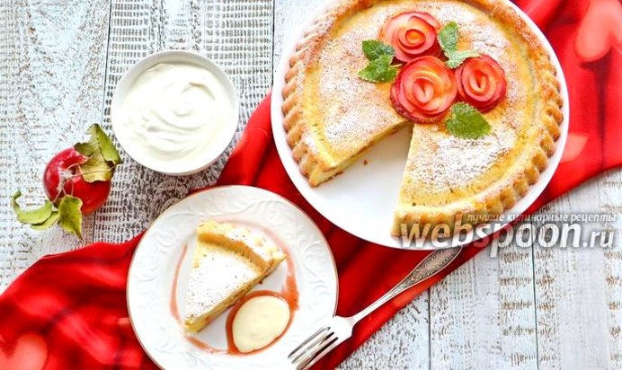 Шарлотка с яблоками и сметанным соусом