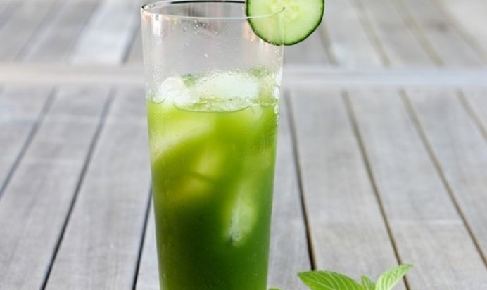 Смузи с огурцом, яблоком и мятой