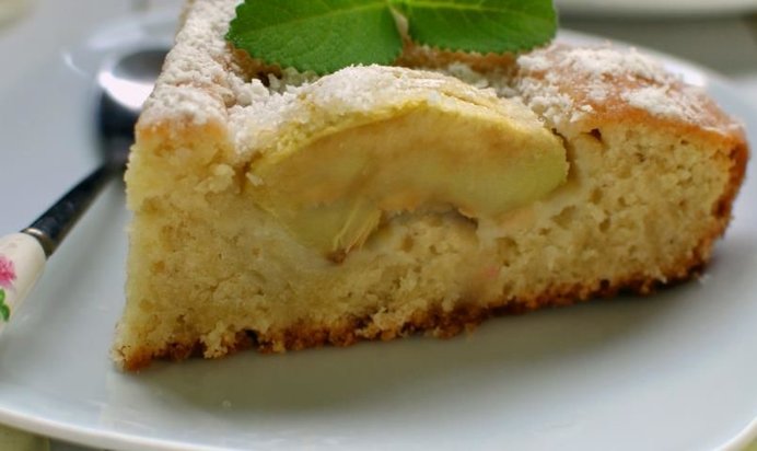 Кокосовая шарлотка с яблоками