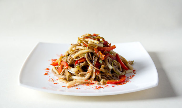 Гречневая лапша с кальмарами