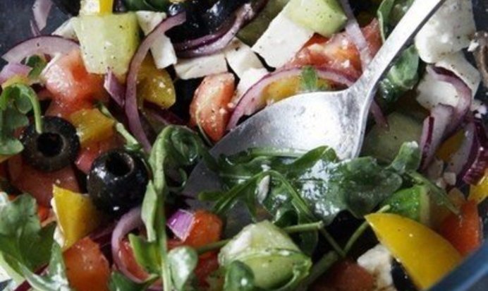 Греческий салат с рукколой