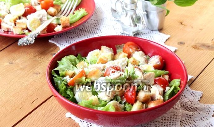 Цезарь с курицей и помидорами