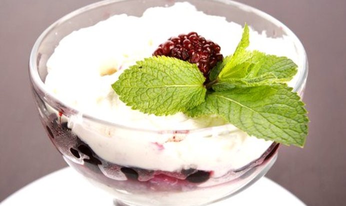 Ежевика с чайно-мятным сиропом и йогуртом