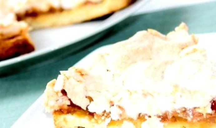 Шарлотка с яблоками и безе