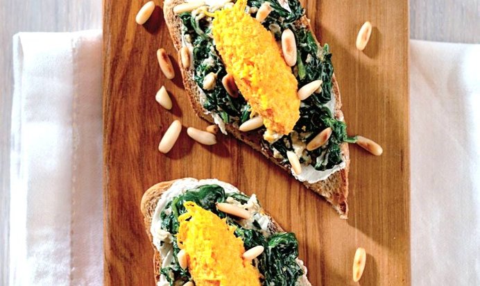 Бутерброд с щавелем, творожным сыром и морковным муссом