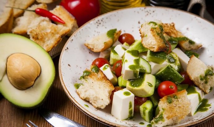 Салат с авокадо, тофй и русским песто