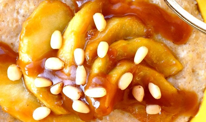 Овсяная каша с яблоком и соленой карамелью