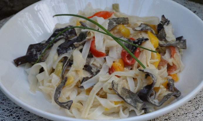 Рисовая лапша с овощами в азиатском стиле