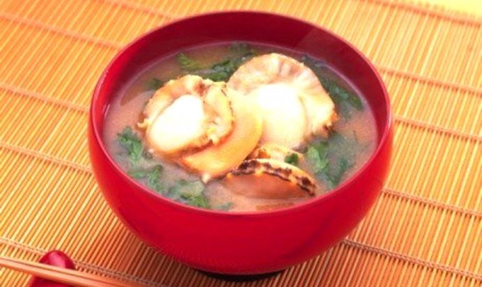 Бульон с лапшой соба и гребешками