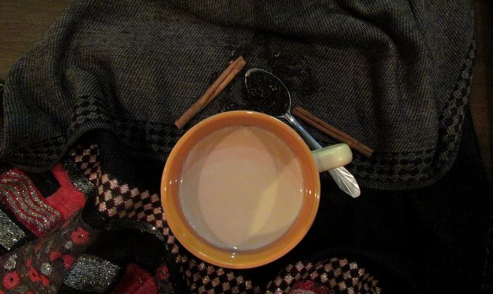Чай с молоком и корицей