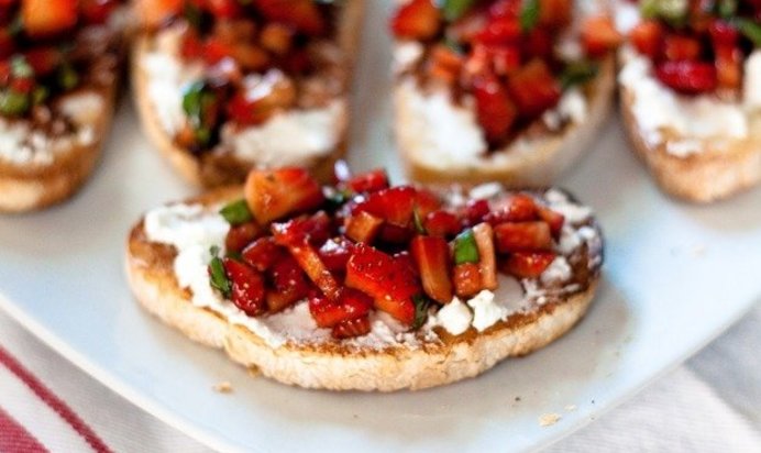 Брускетта с клубникой и козьим сыром